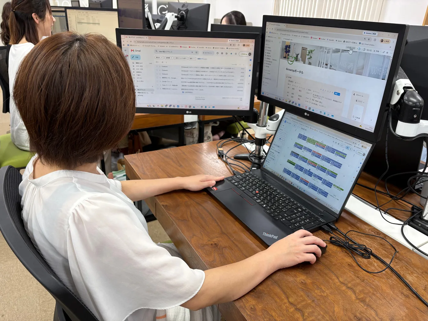 始業前にデスクで今日の段取りを整理