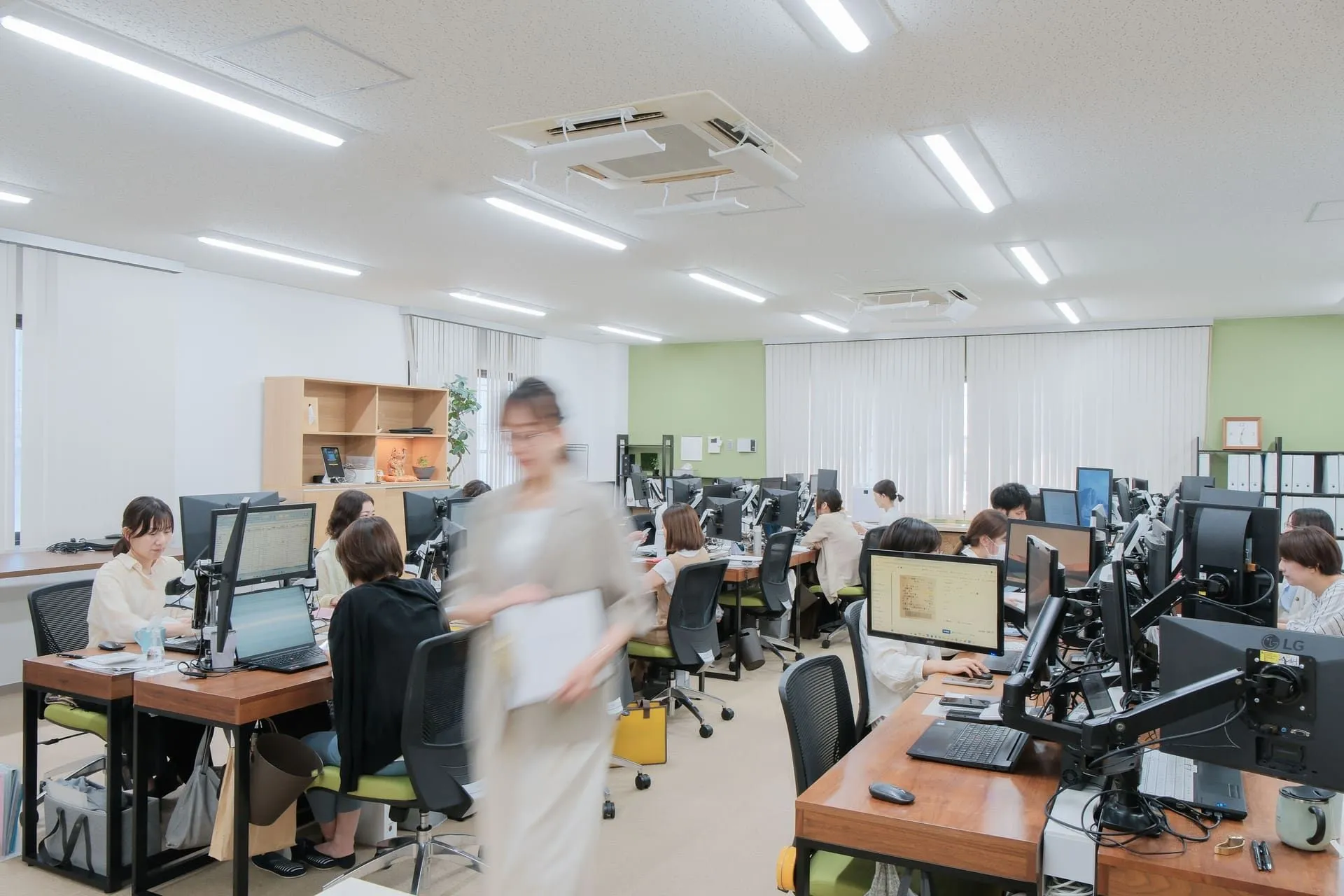 執務フロアを行き交うスタッフ