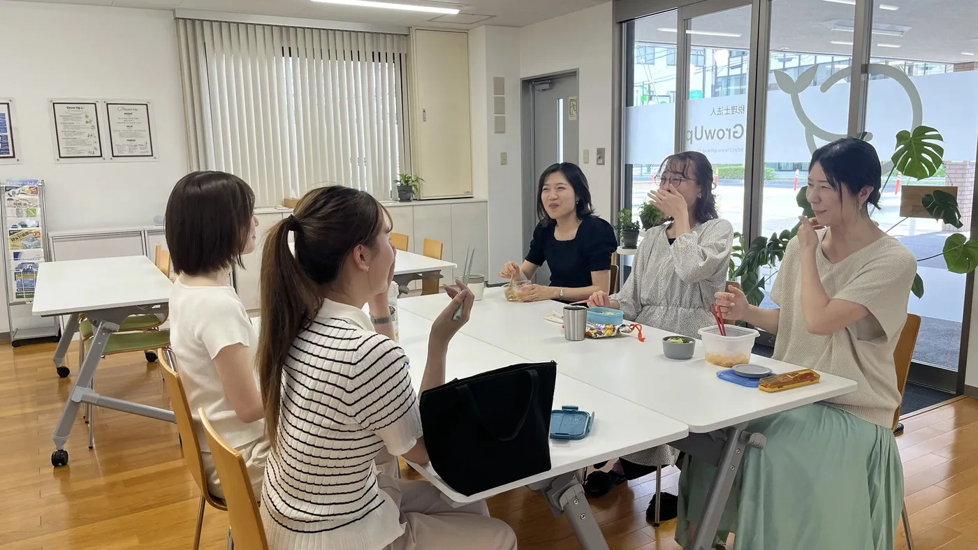 テーブルで同僚と昼食・談笑