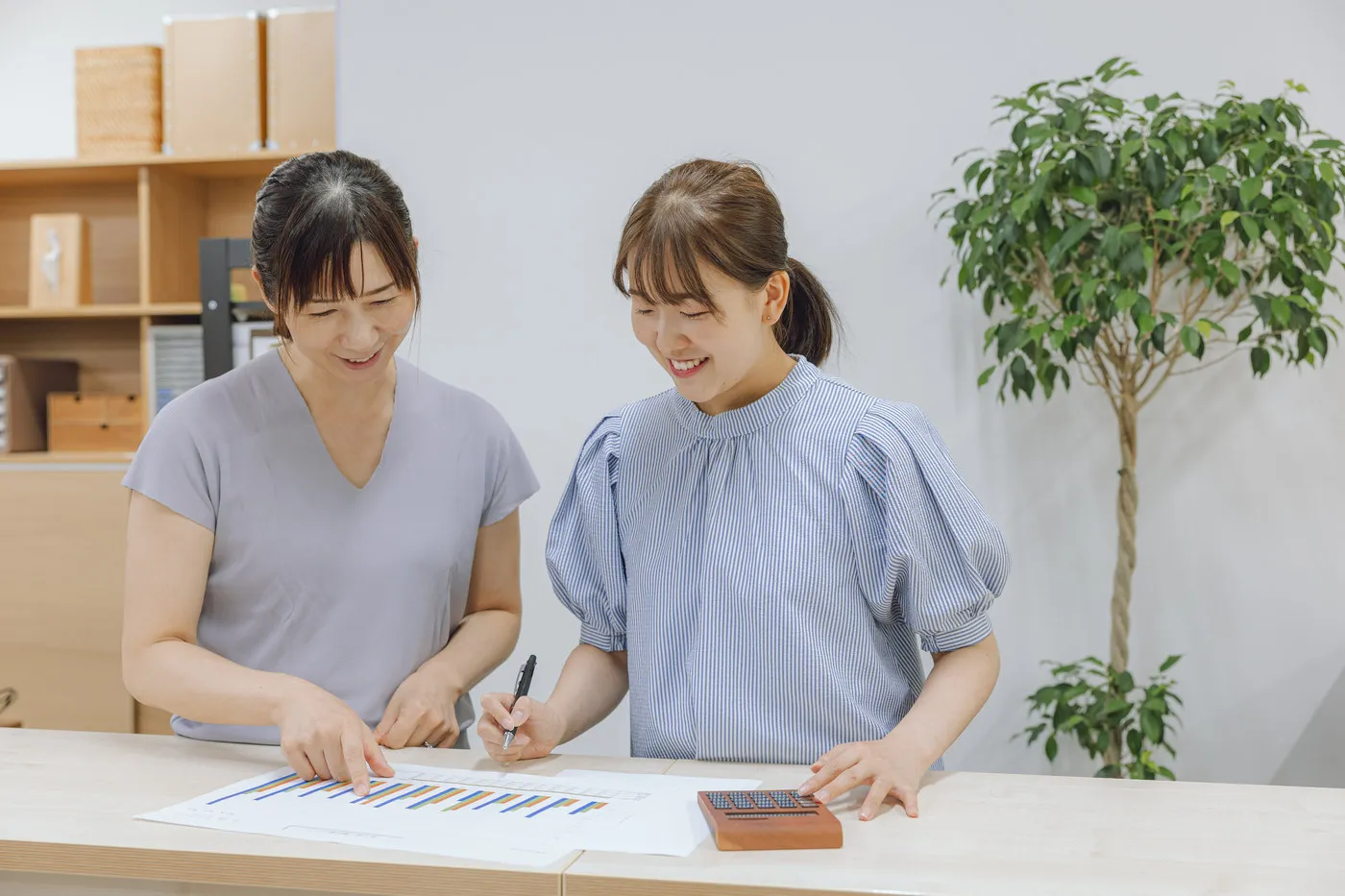 先輩に教わりながら作業する新人