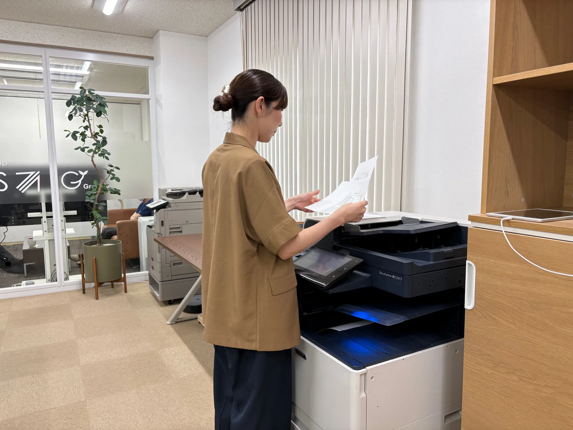 複合機で書類を確認する矢内さん